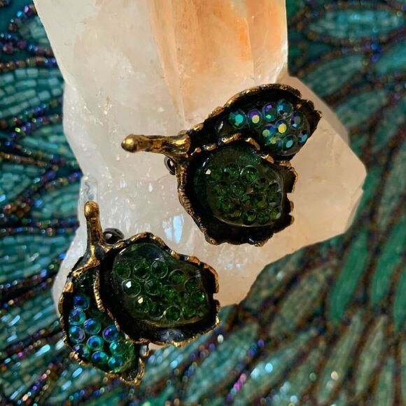 Gorgeous Green/Blue Crystal Brooch/Earrings SET, in Gold, Unmarked - Picture 4 of 6